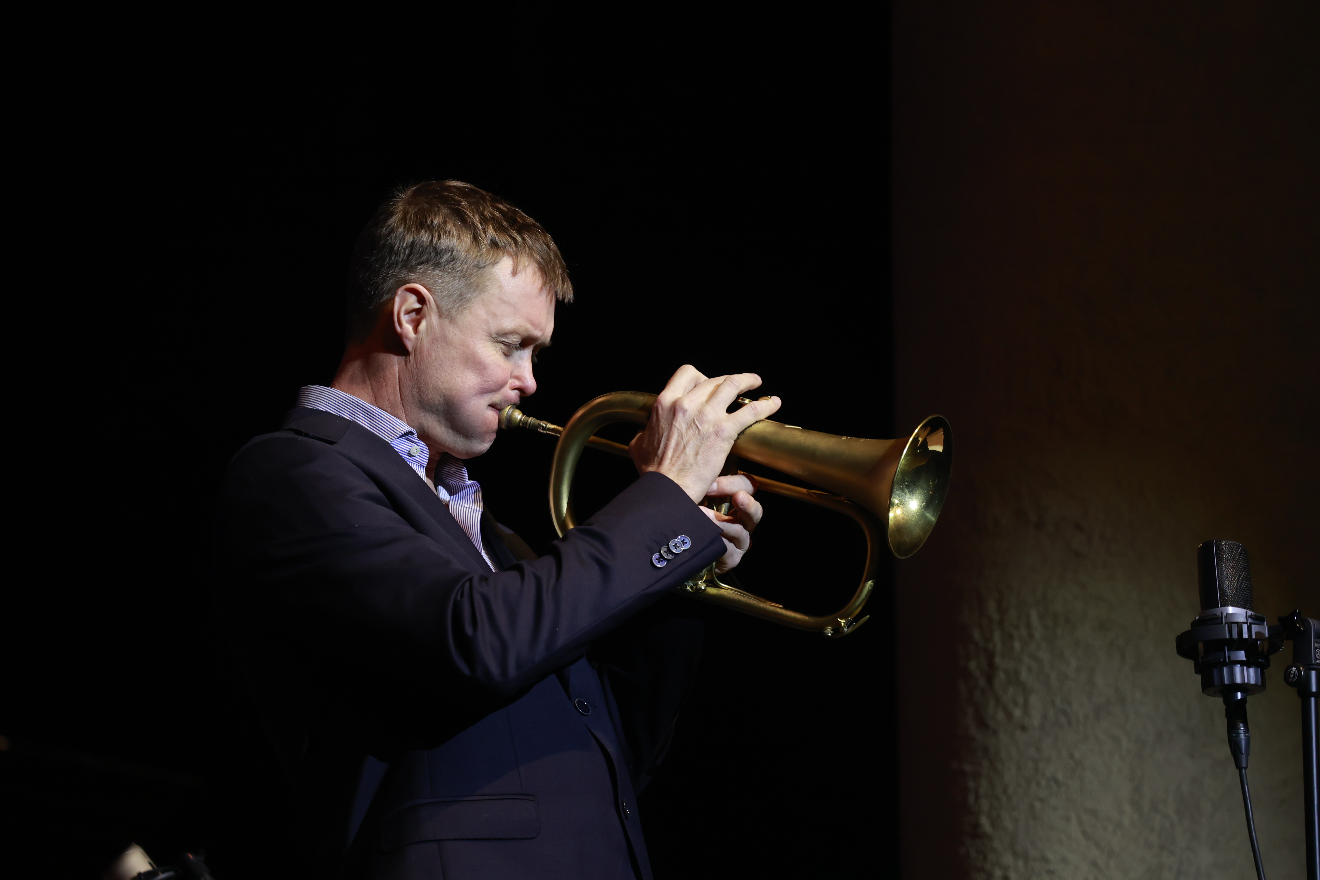 Loet van der Lee speelt bugel