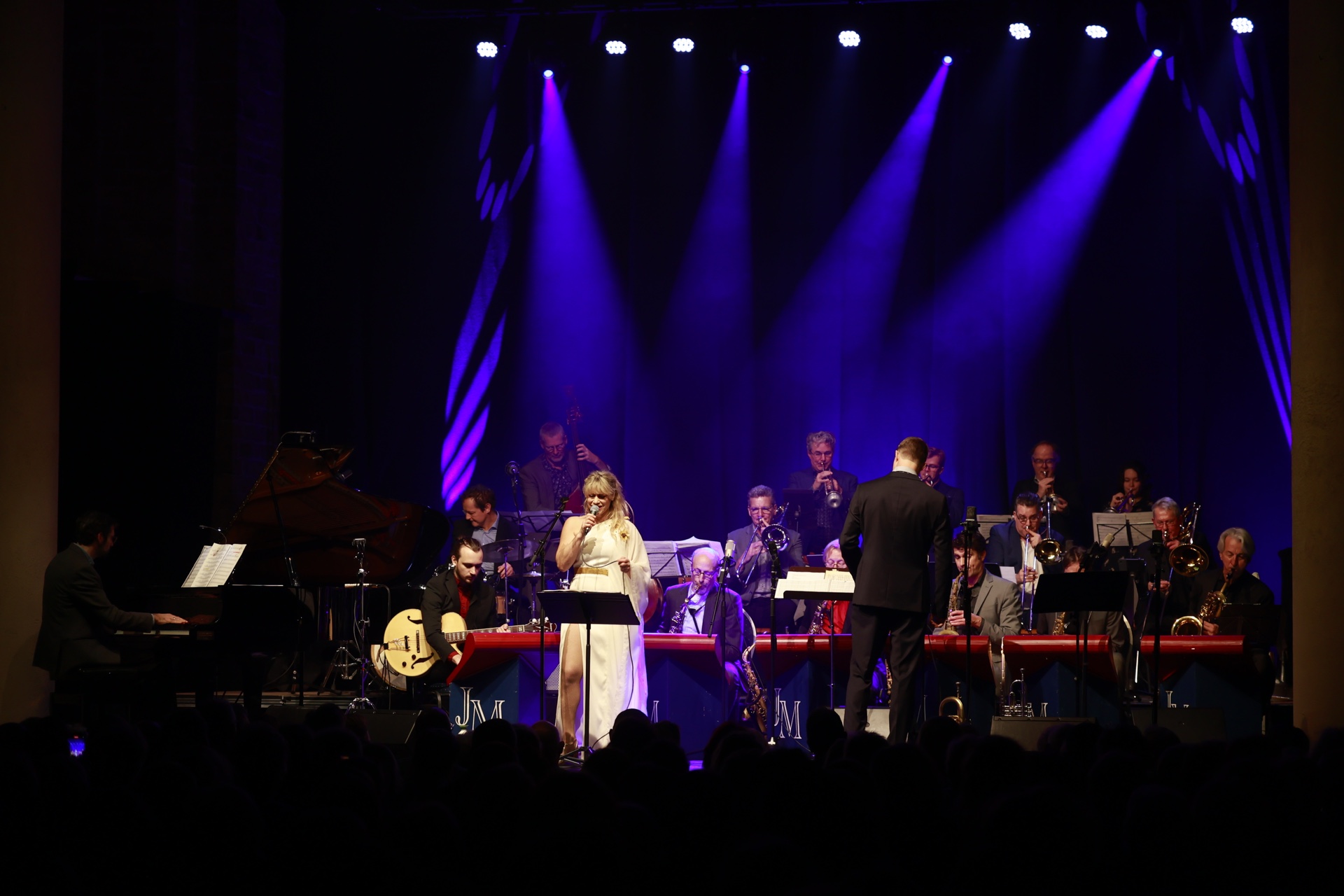 Molenaar Big Band met zangeres onder blauwe podiumverlichting