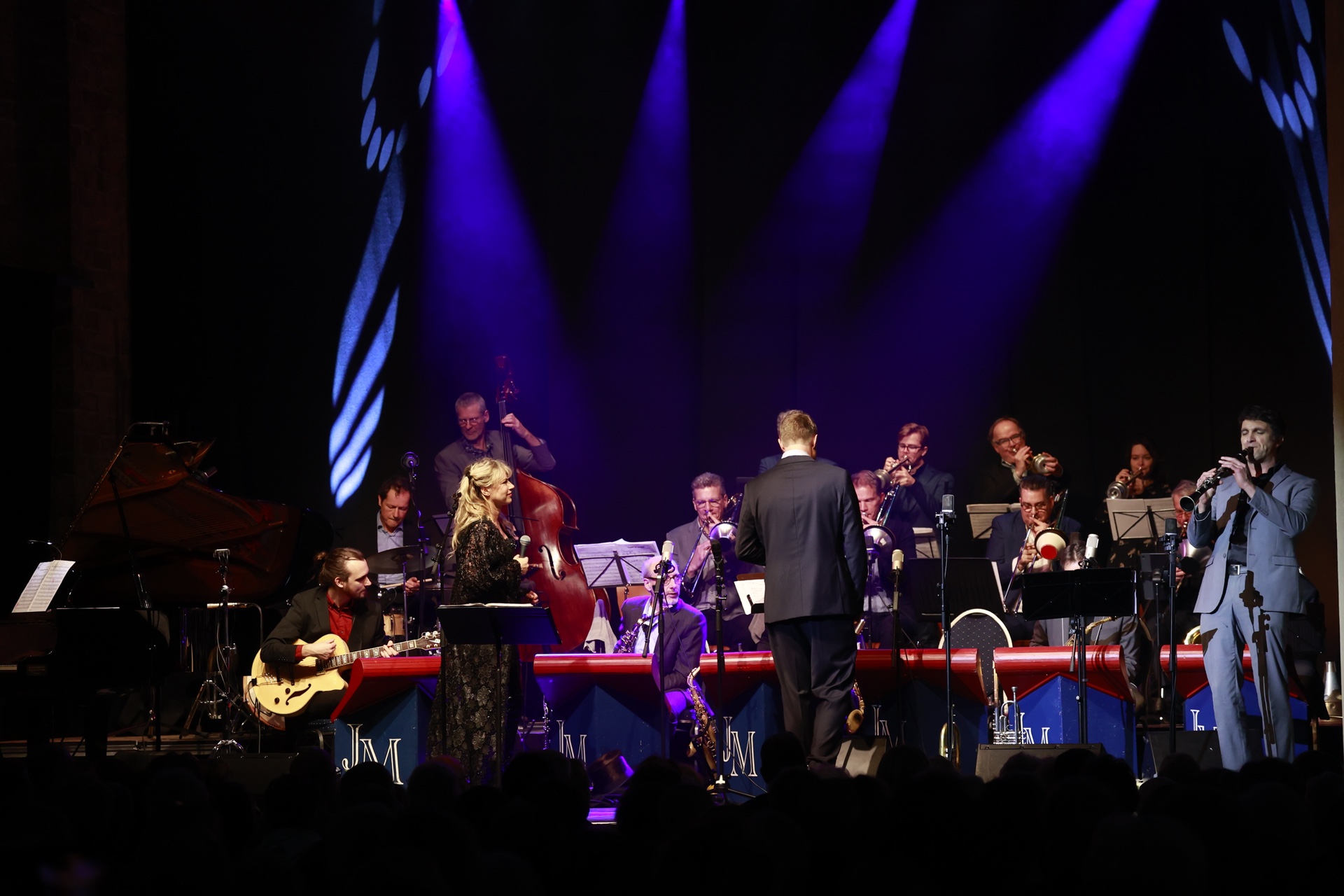 Molenaar Big Band met zangeres en klarinettist tijdens een concert